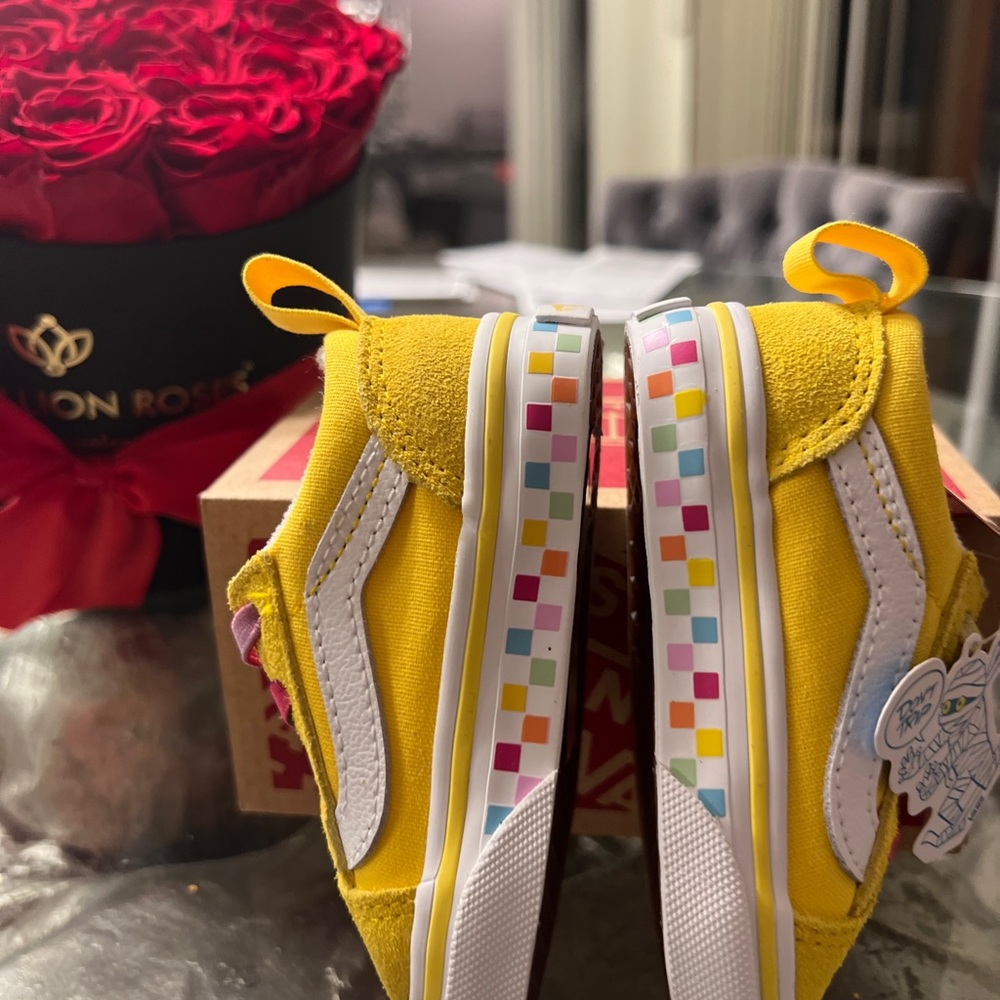Toddler Old Skool Elastic Vans w/ Rainbow Laces
Size: 4 Vans - Picture 2 of 4